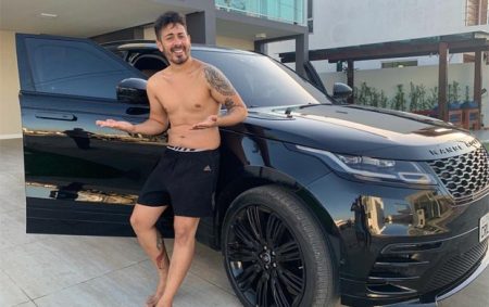 Carlinhos Maia rebate haters e ostenta carro blindado