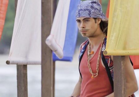 “Verão 90”: João vê Manu com Jerônimo e tem crise de ciúmes