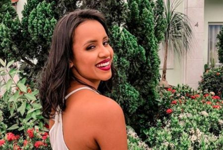Solteira, Gleici Damasceno causa na web com look decotado