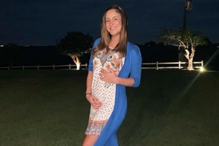 Claudia Leitte mostra barriguinha de grávida e recebe elogios dos fãs