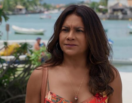 Dira Paes se refresca em meio à natureza e beleza impressiona