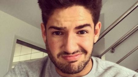 Fã reclama de selfie desastrada e Alexandre Pato faz proposta