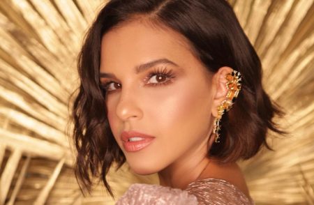 Mariana Rios usa look ousado e parte do bumbum fica de fora