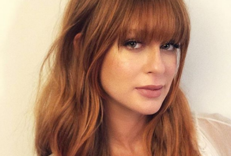 Marina Ruy Barbosa dá o que falar ao posar de biquíni em cima de mesa