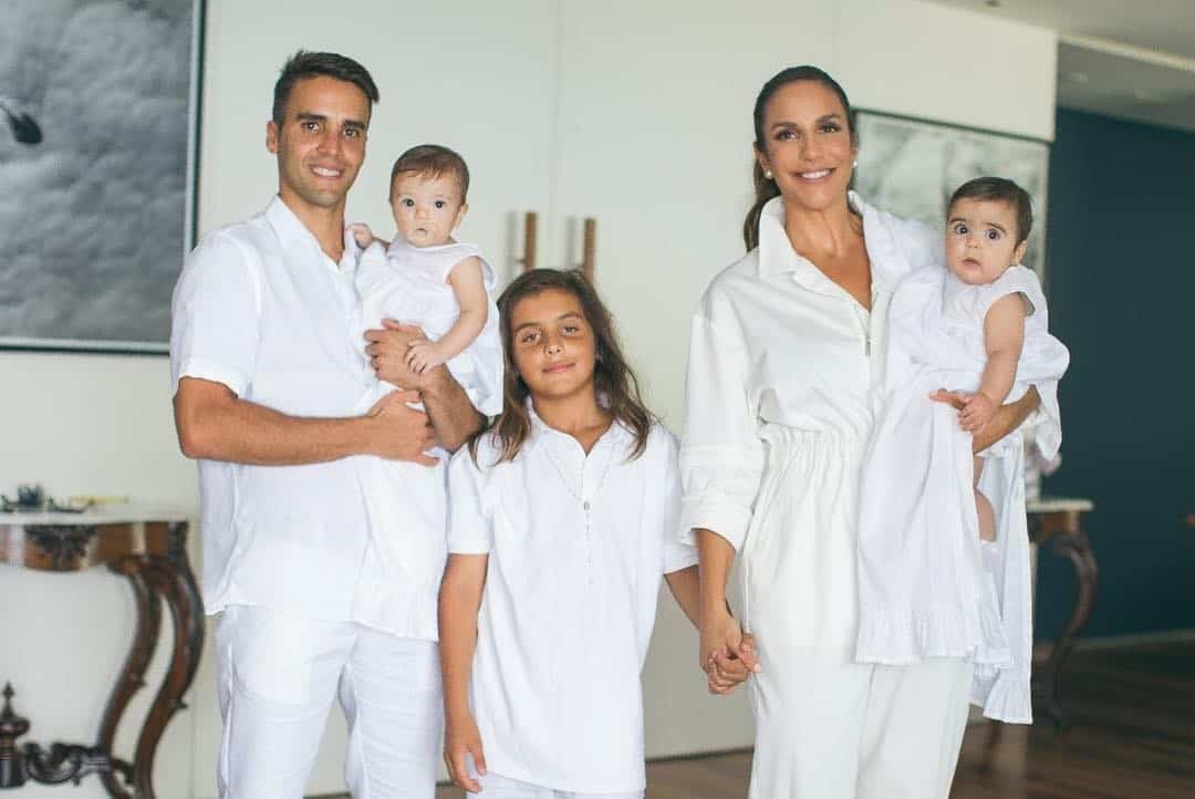 Marido de Ivete Sangalo posa com filhas gêmeas e cantora se derrete