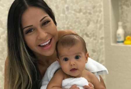 Mayra Cardi curte dia de piscina ao lado da filha e encanta fãs