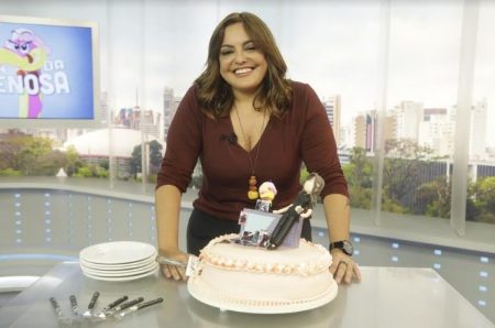 Líder há 9 meses, Fabíola Reipert ganha festa surpresa no “Balanço Geral”