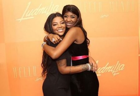 Internada, Ludmilla recebe visita de irmã no hospital