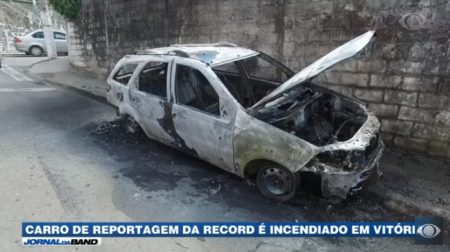 Carro da Record é incendiado por criminosos em operação policial