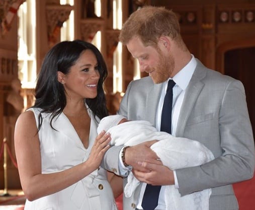 Príncipe Harry e Meghan Markle apresentam filho ao mundo