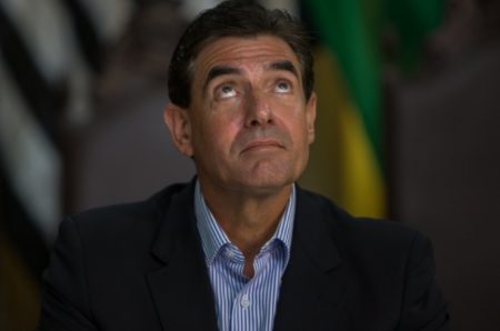 Banner cai na cabeça de prefeito durante entrevista e assusta repórter