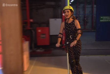 Fátima Bernardes vai ao “Encontro” de patinete e se emociona com relato