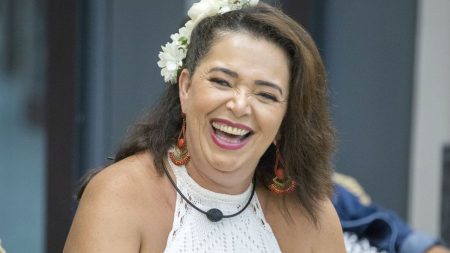 Aos 53 anos, ex-BBB Tereza faz ensaio de lingerie e fala sobre empoderamento