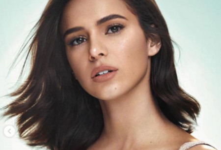 Bruna Marquezine posa de babydoll e esquenta redes sociais