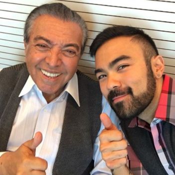 Filho de Maurício de Sousa tasca beijão na boca do marido gato no RIR