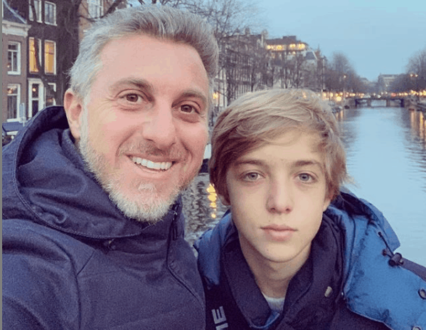Luciano Huck posta foto rara com o filho e causa debate