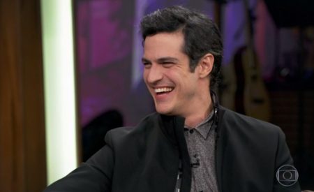 Mateus Solano relembra beijo gay em novela e faz desabafo