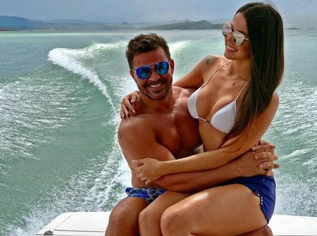Ex de Eduardo Costa abre o zíper e posta imagens ousadas no Instagram