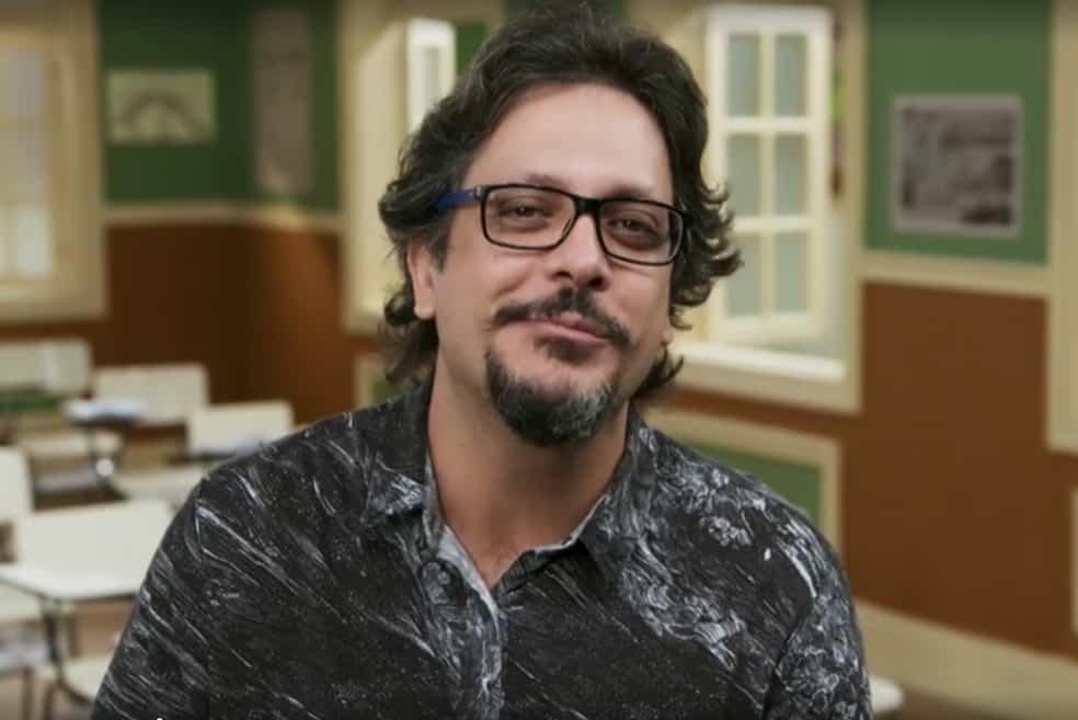 Lúcio Mauro Filho ganha surpresa em gravação de novela e comemora