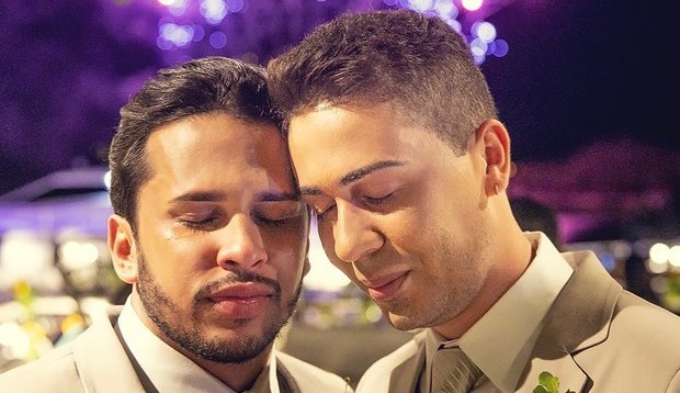 Após polêmica, Carlinhos Maia revela como beija o marido na boca