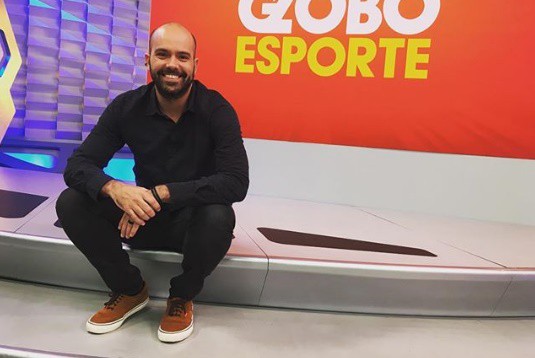 Lucas Gutierrez beija repórter da Globo na boca e “alfineta” Crivella