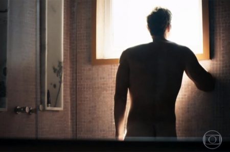 Reynaldo Gianecchini aparece pelado em novela e enlouquece a web