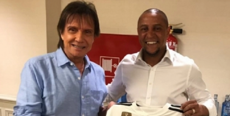 Jogador Roberto Carlos comemora encontro com o rei Roberto Carlos