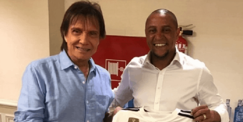 Jogador Roberto Carlos comemora encontro com o rei Roberto Carlos