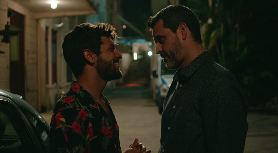 Globo surpreende a todos e promove beijo gay entre dois galãs; assista