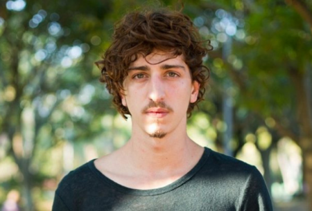 Johnny Massaro posa nu em banheira ao lado de atriz e tomba web