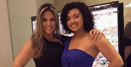 Carla Perez se emociona em formatura da filha nos EUA