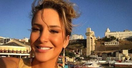Claudia Leitte posa de biquíni e tamanho da barriga impressiona