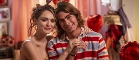 “Verão 90”: João surpreende Manuzita com pedido de casamento