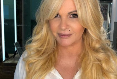 Monique Evans realiza cirurgia e revela estado de saúde