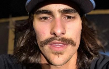 Sozinho, namorado de Sasha Meneghel aparece sensualizando