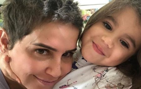 Deborah Secco malha ao lado da filha e deixa web encantada