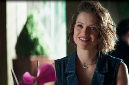 “A Dona do Pedaço”: Josiane conhece Amadeu e age com frieza