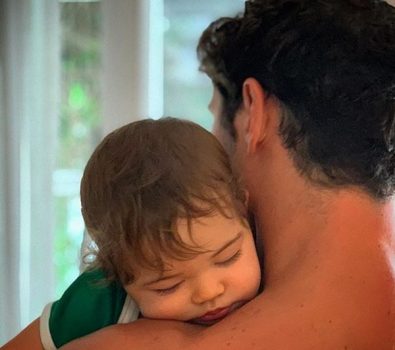 José Loreto aparece sujo de tinta com a filha e seguidores se derretem