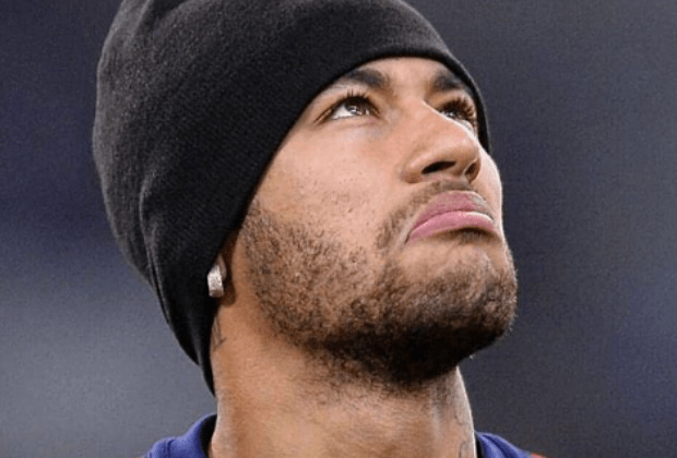 Morena flagrada aos beijos com Neymar tem identidade revelada