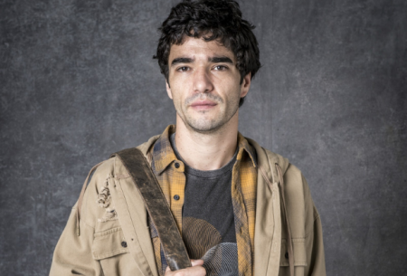 Após acusação de assédio, Caio Blat se dedica à série na Globo