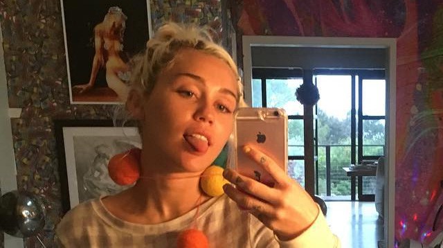 Miley Cyrus faz topless e aposta em frase feminista