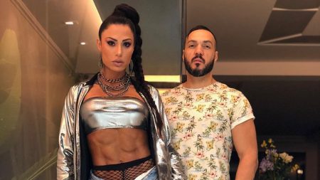 Gracyanne Barbosa e Belo aparecem sem roupa na web e fãs deliram