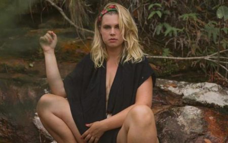 Nua, Carolinie Figueiredo escreve carta para si e reflete sobre autoaceitação