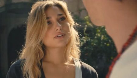 Sasha Meneghel tira foto ousada de biquíni com bumbum pra cima