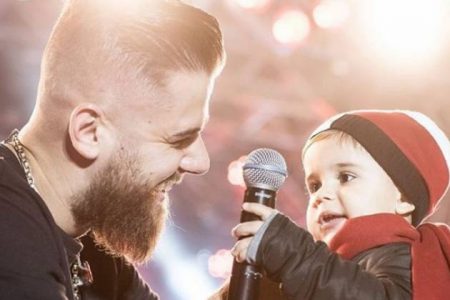 Zé Neto se emociona em palco e faz revelação sobre a família