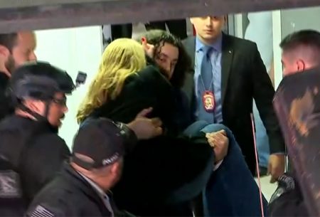 Najila passa mal após depor sobre Neymar e deixa delegacia carregada