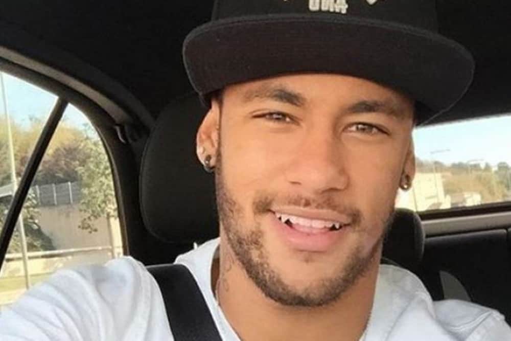 Neymar Jr ostenta celular feito de ouro nas redes sociais