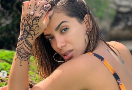Anitta posa de top, mostra demais e deixa seguidores chocados