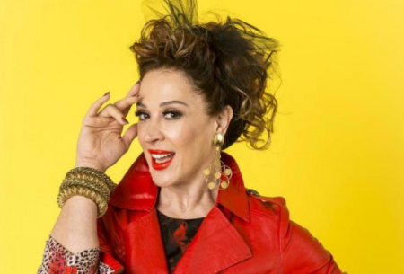 Claudia Raia demora para se arrumar e equipe de “Verão 90” reclama