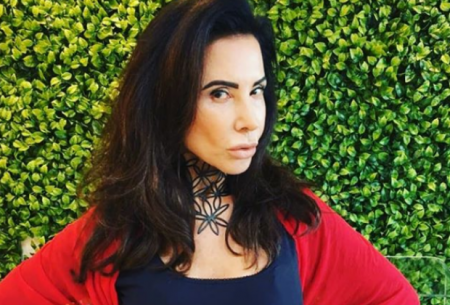 Claudia Alencar surpreende com pose inusitada em local “impróprio”